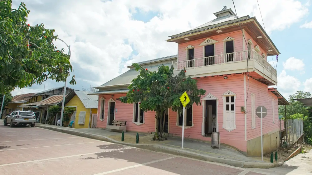 Biblioteca Publica Casa Arango